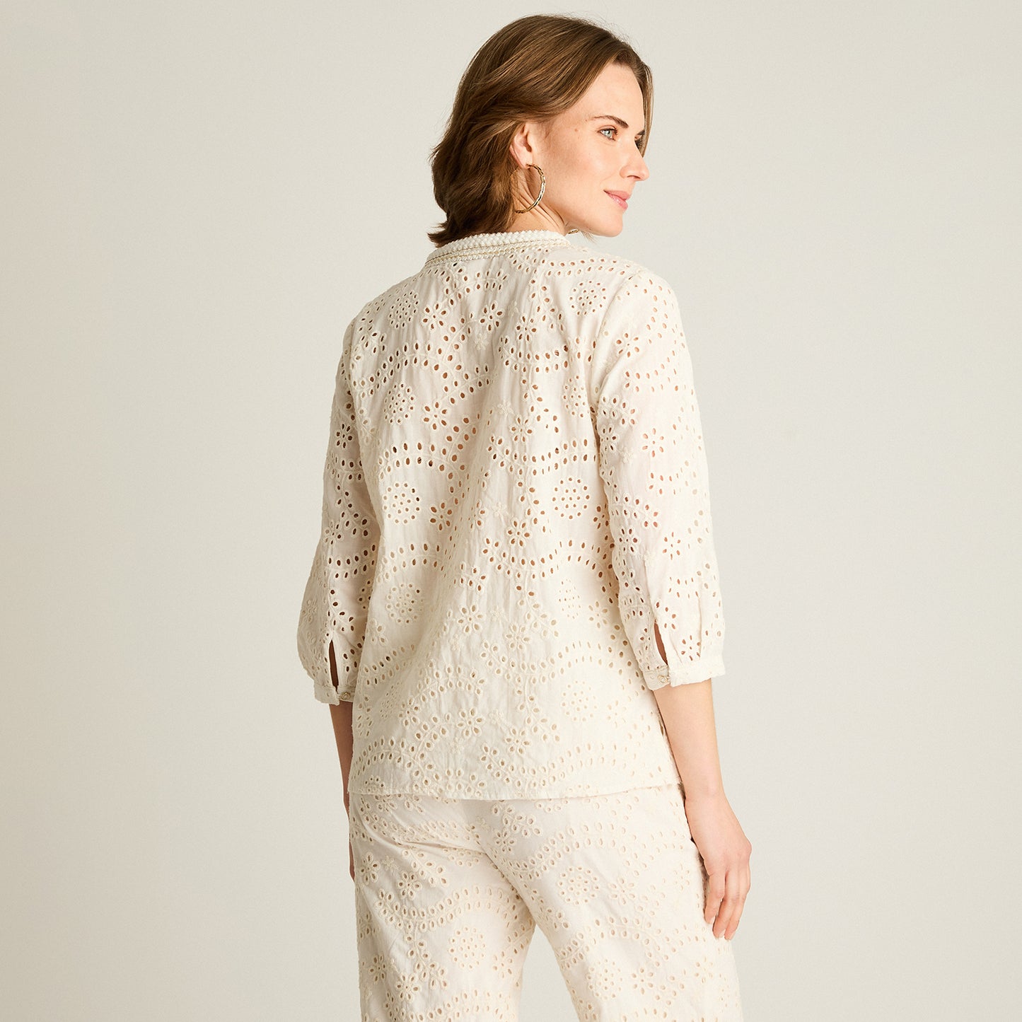 Blusa Crudo Manga 3/4 con Broderie y Escote Bordado