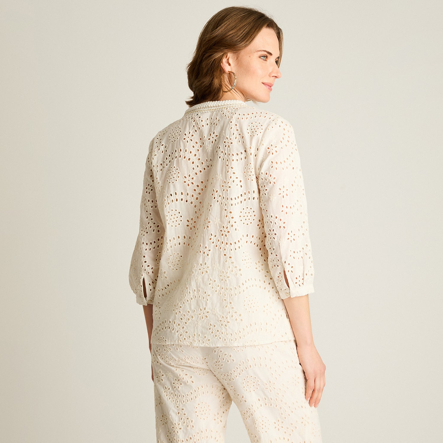 Blusa Crudo Manga 3/4 con Broderie y Escote Bordado