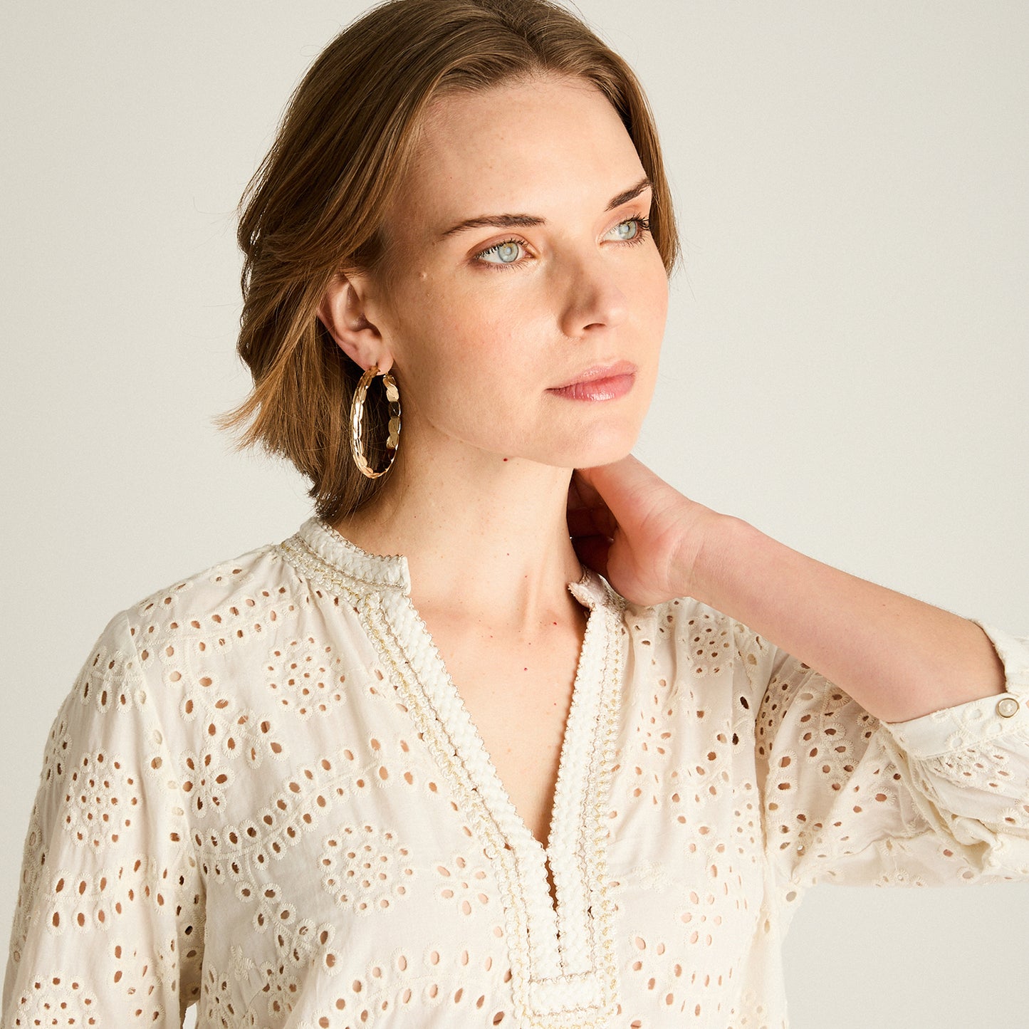 Blusa Crudo Manga 3/4 con Broderie y Escote Bordado