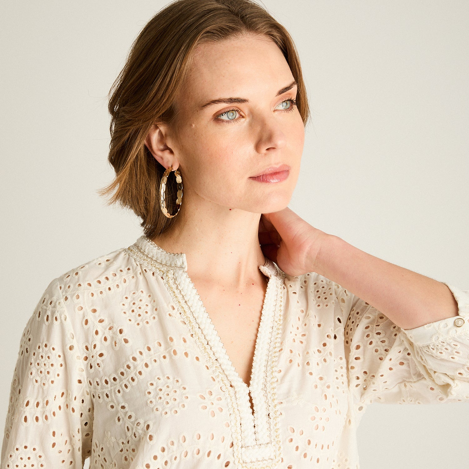 Blusa Crudo Manga 3/4 con Broderie y Escote Bordado