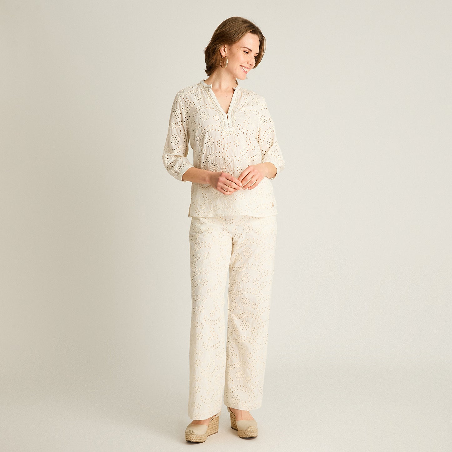 Blusa Crudo Manga 3/4 con Broderie y Escote Bordado