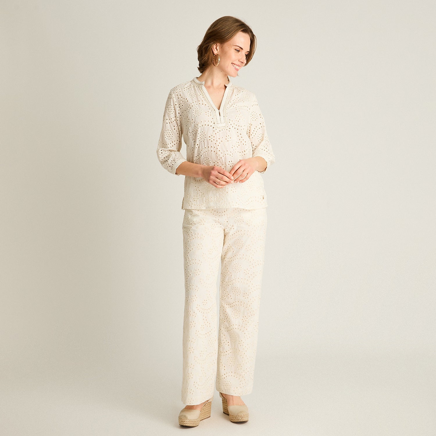 Blusa Crudo Manga 3/4 con Broderie y Escote Bordado