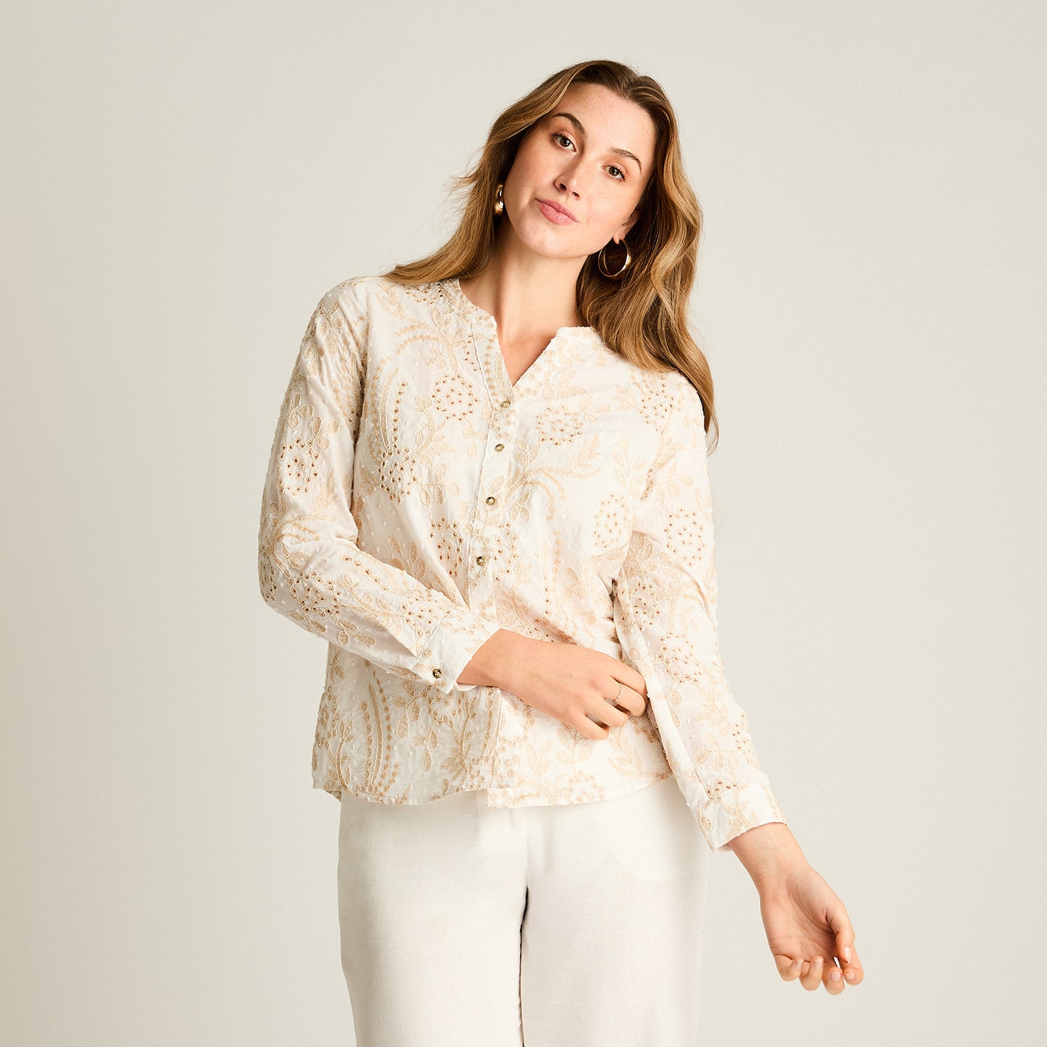 Blusa Beige Larga con Broderie y Escote en V