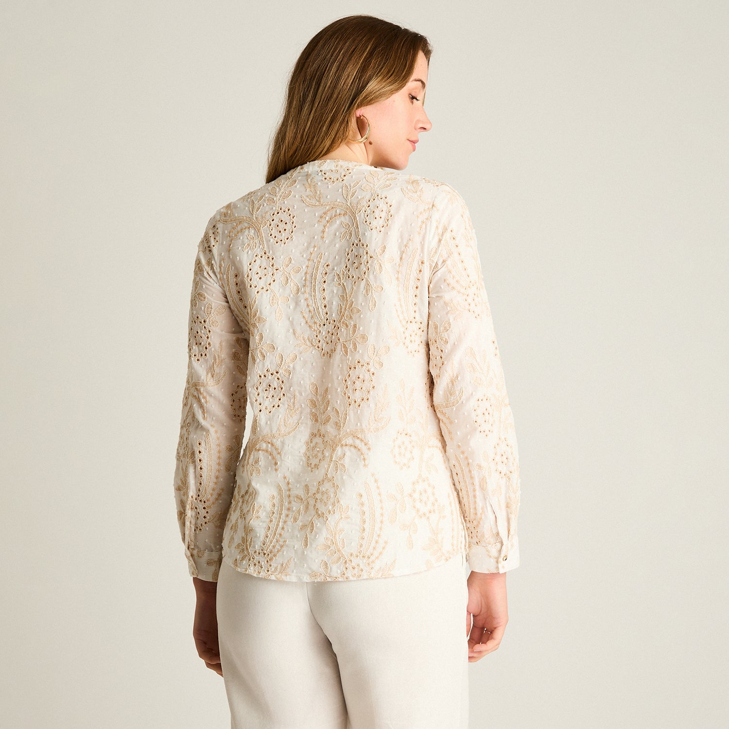 Blusa Beige Larga con Broderie y Escote en V