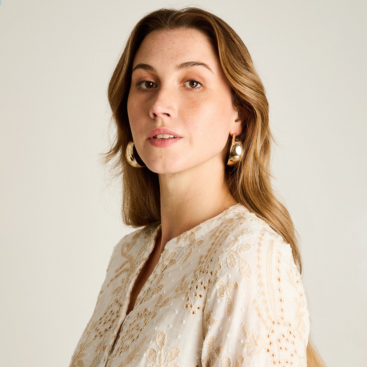 Blusa Beige Larga con Broderie y Escote en V