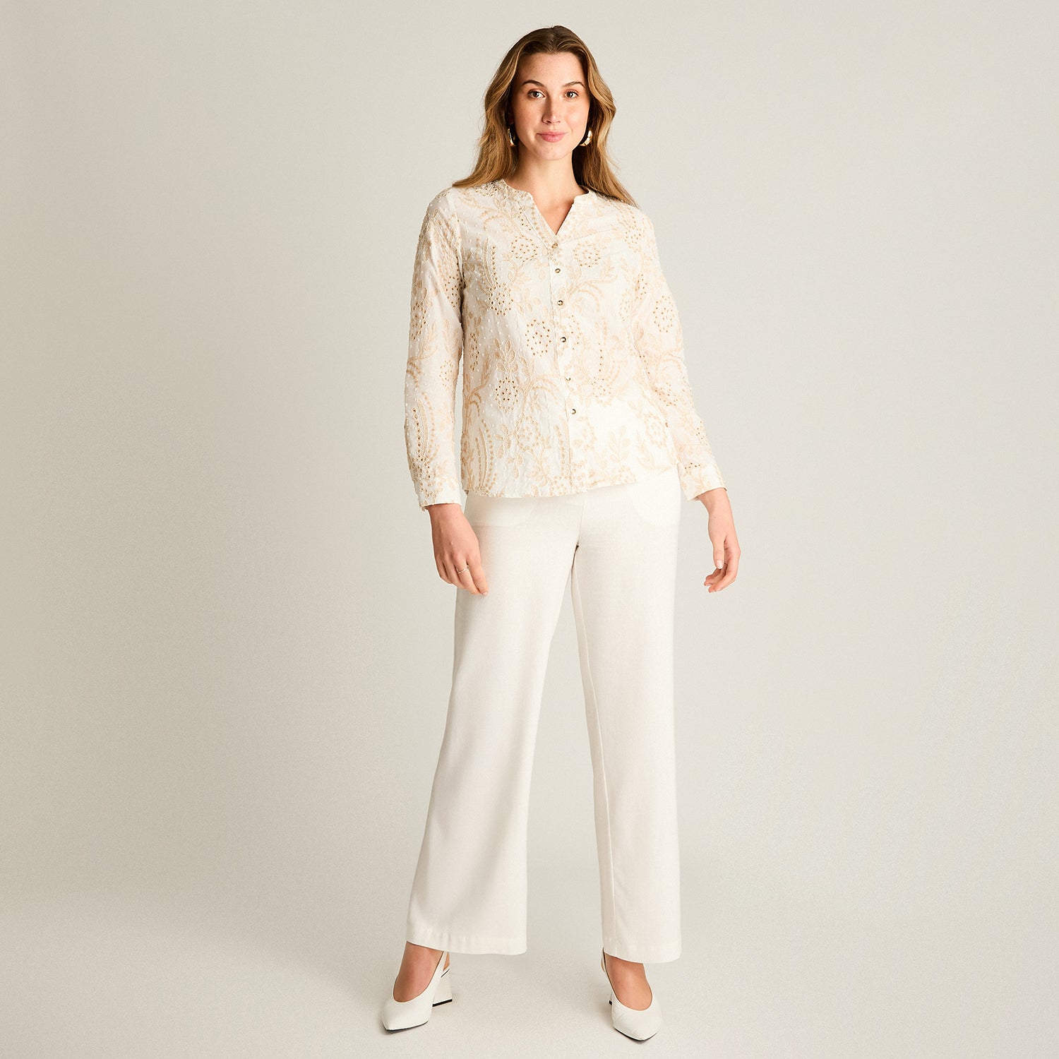 Blusa Beige Larga con Broderie y Escote en V