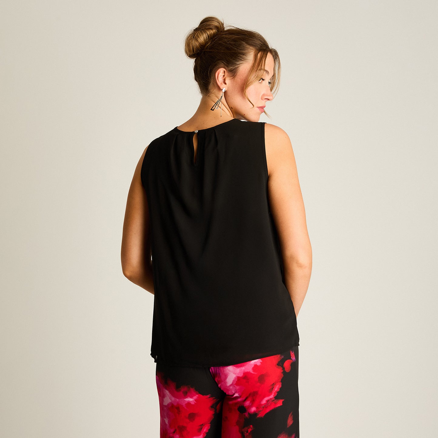 Blusa Sin Mangas con Aplique de Pedrería Negro
