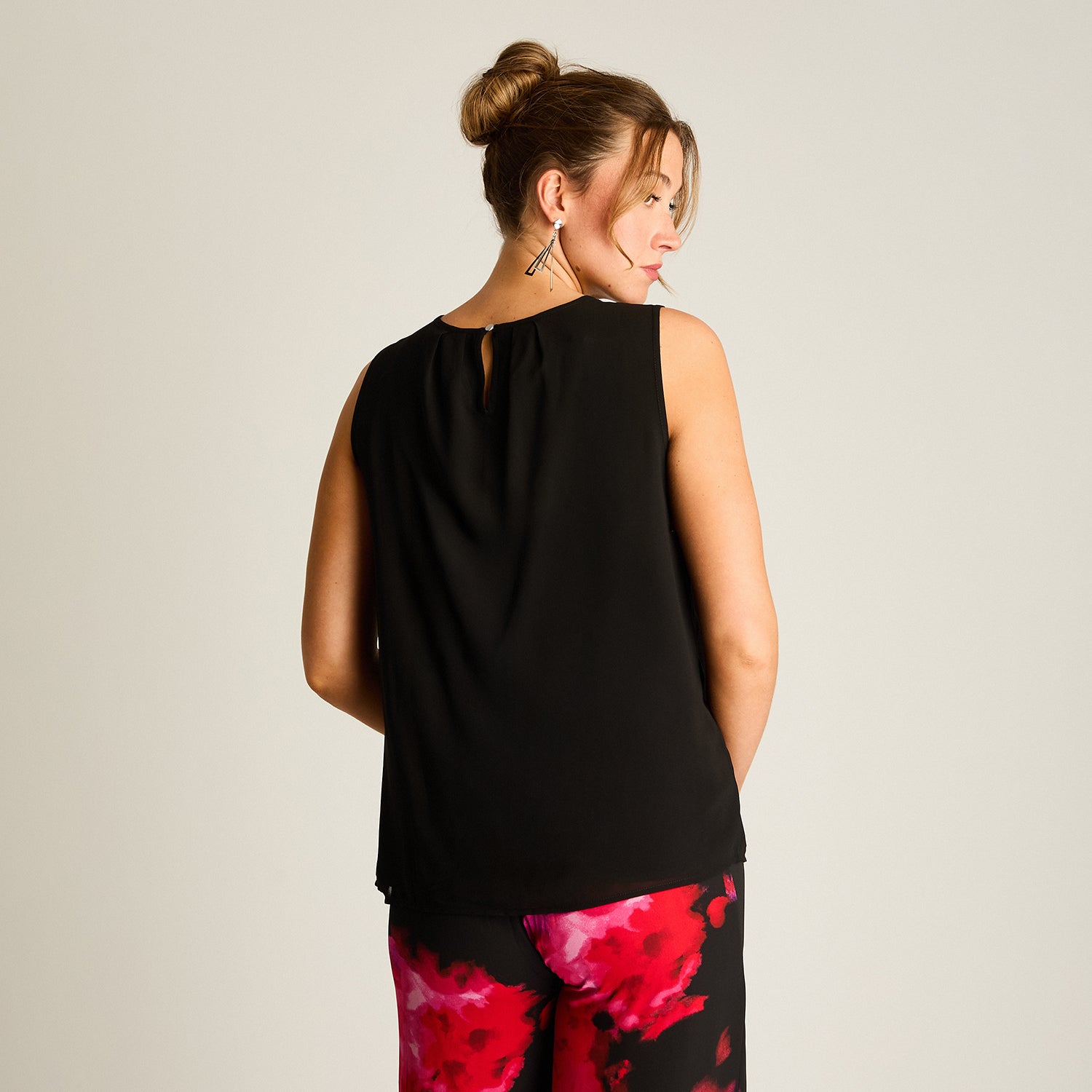 Blusa Sin Mangas con Aplique de Pedrería Negro