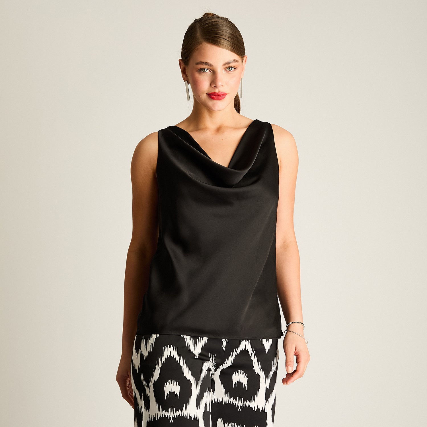 Blusa Drapeada Negra con Cadenita