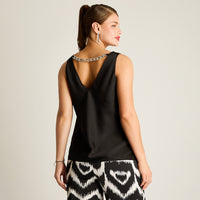 Blusa Drapeada Negra con Cadenita