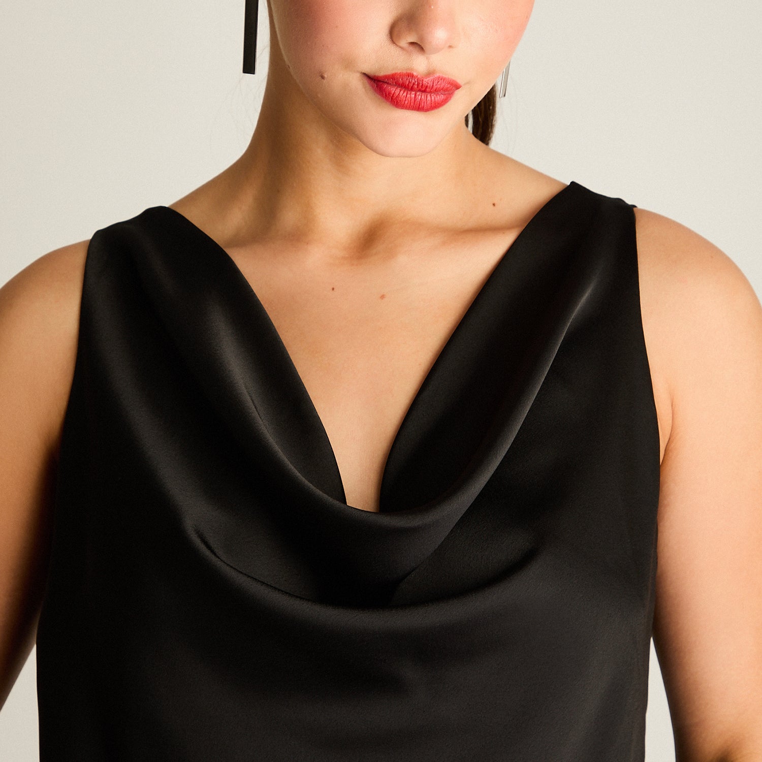 Blusa Drapeada Negra con Cadenita