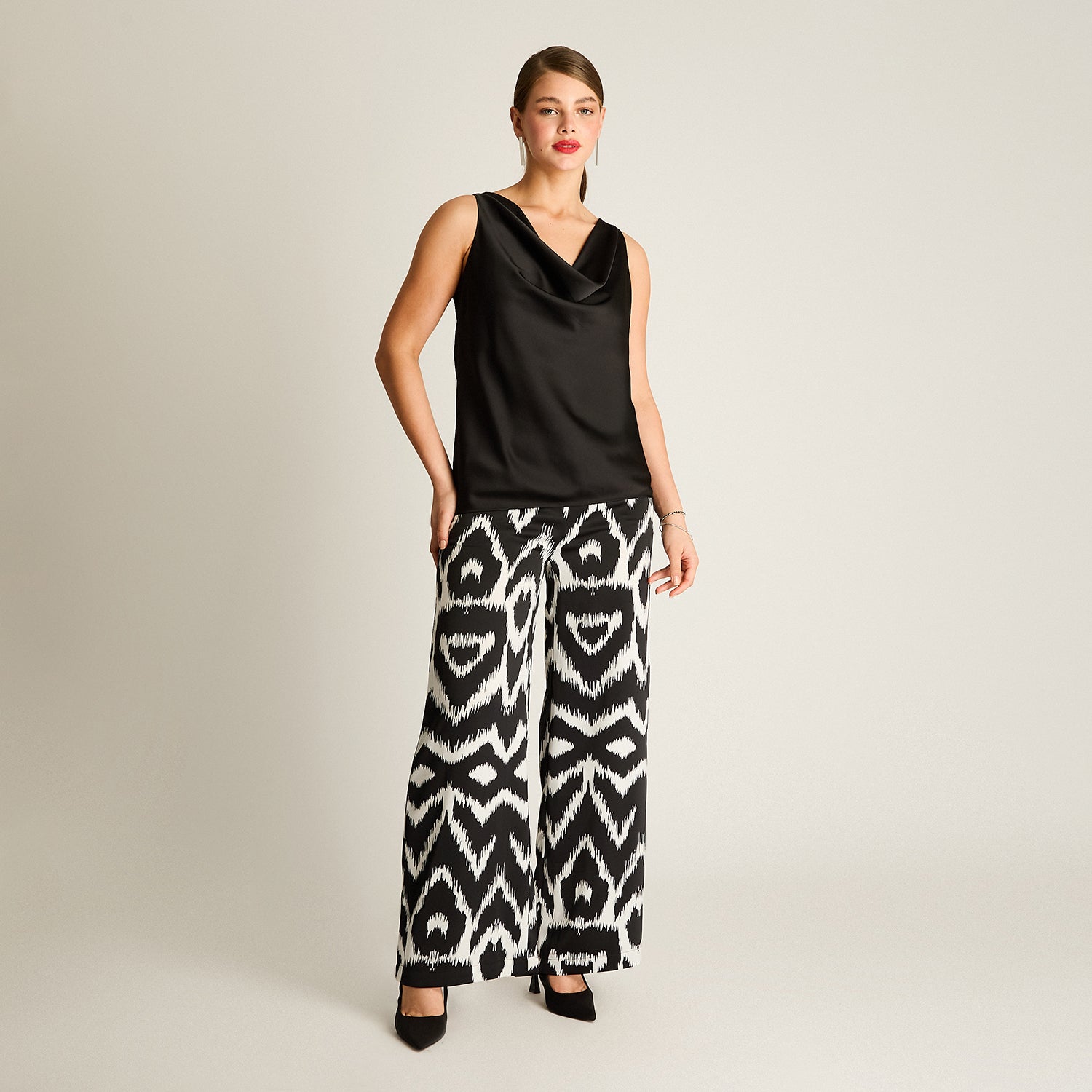 Blusa Drapeada Negra con Cadenita