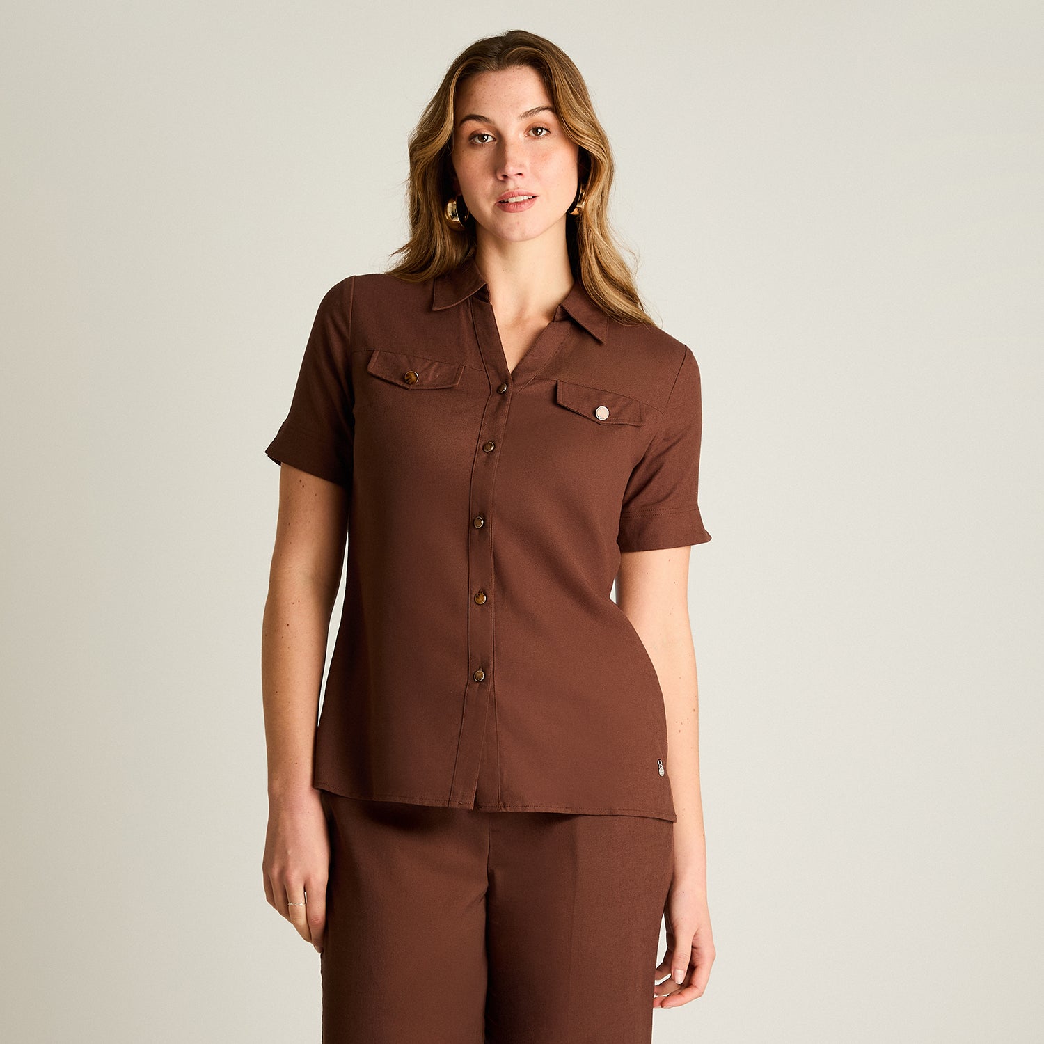 Blusa Café con Bolsillos Frontales