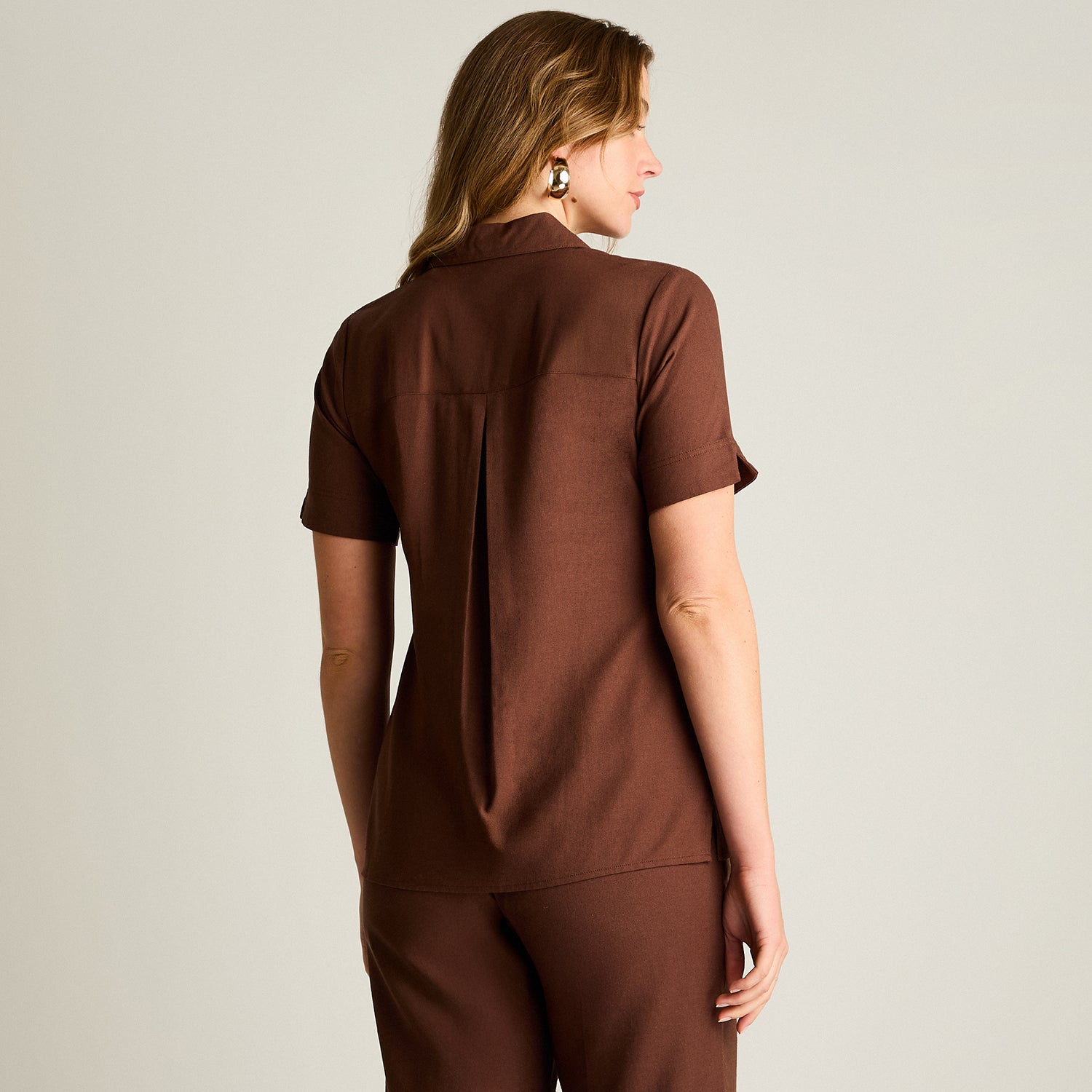 Blusa Café con Bolsillos Frontales