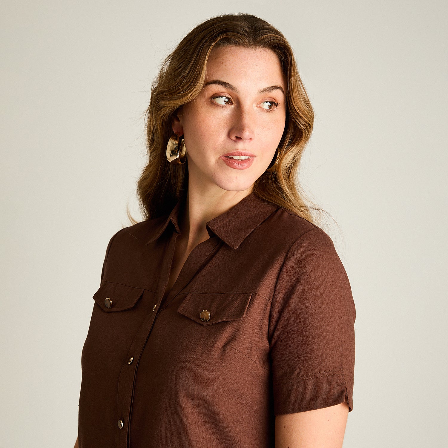 Blusa Café con Bolsillos Frontales