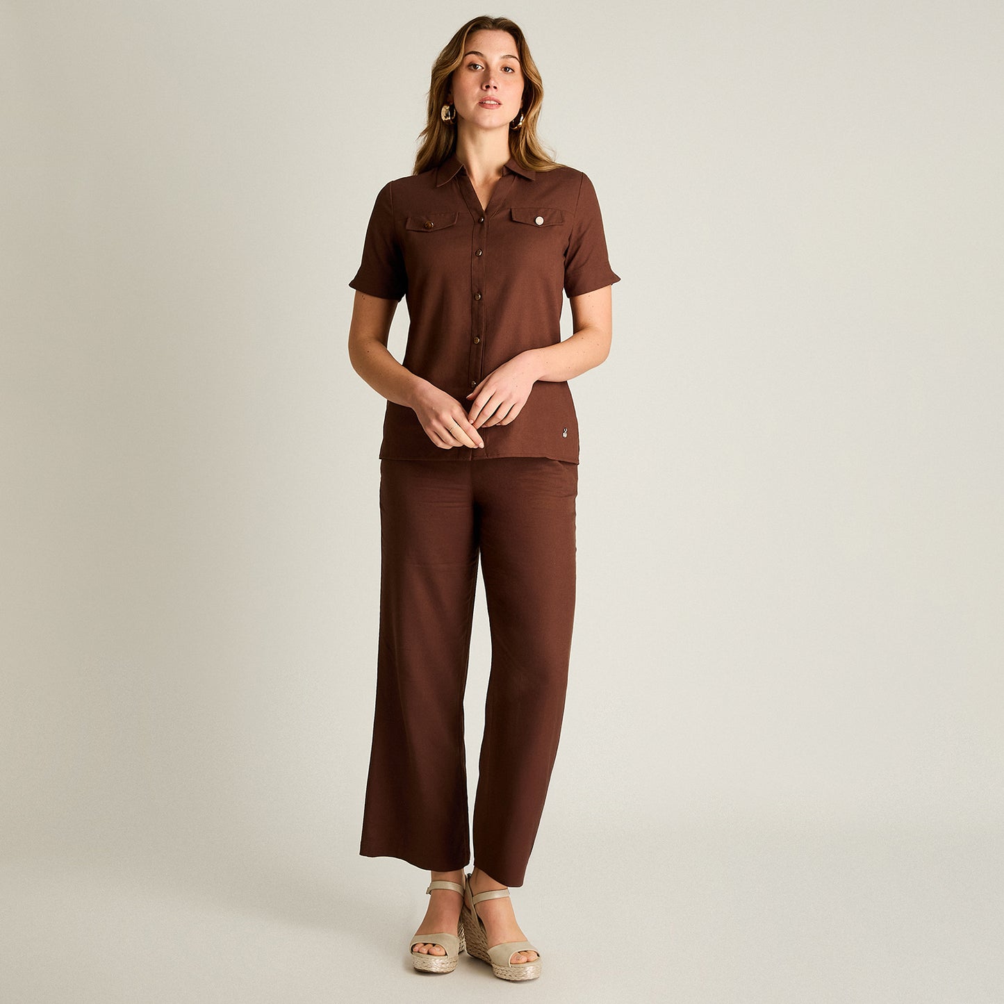 Blusa Café con Bolsillos Frontales