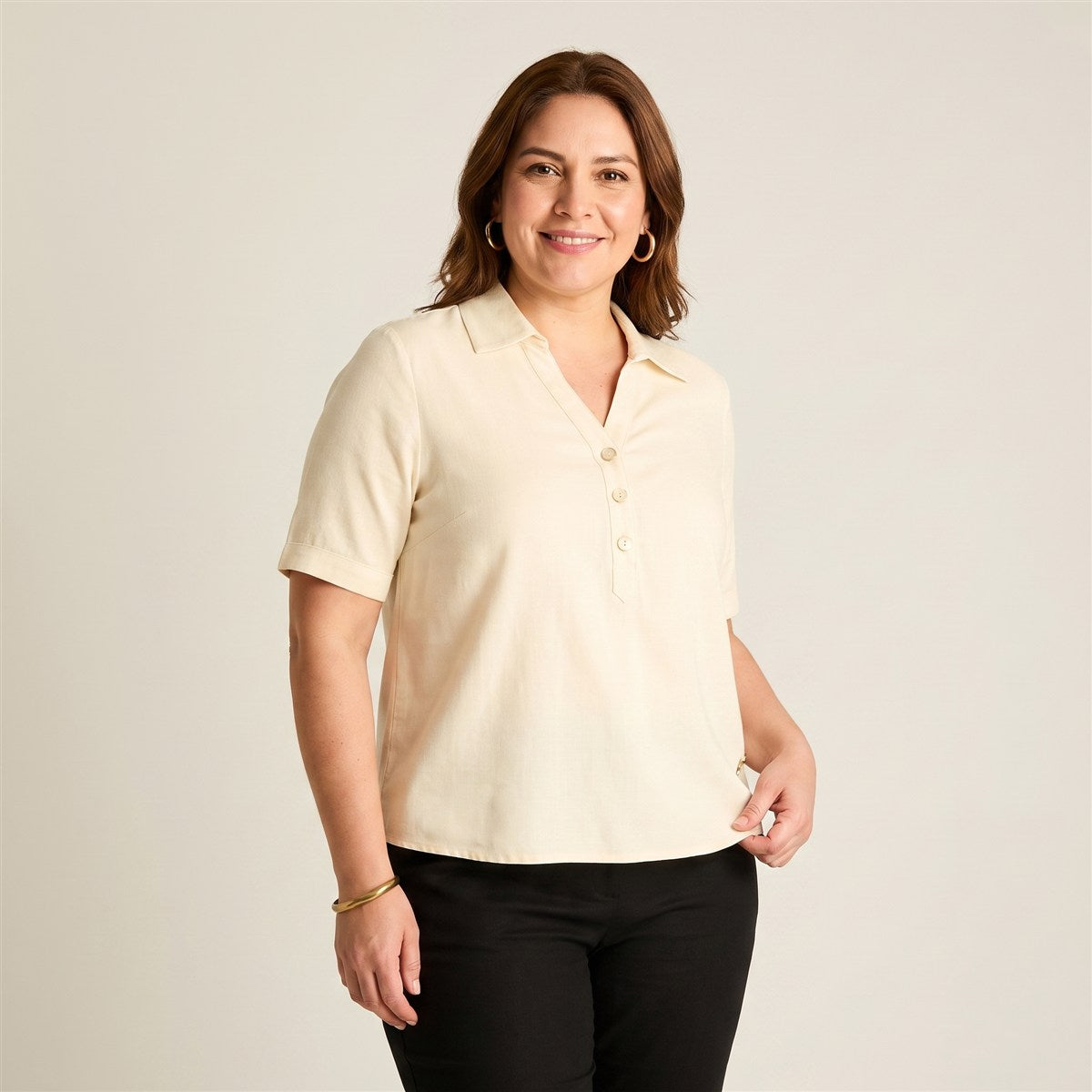 Blusa Lino Crudo Manga Corta en modelo plus size