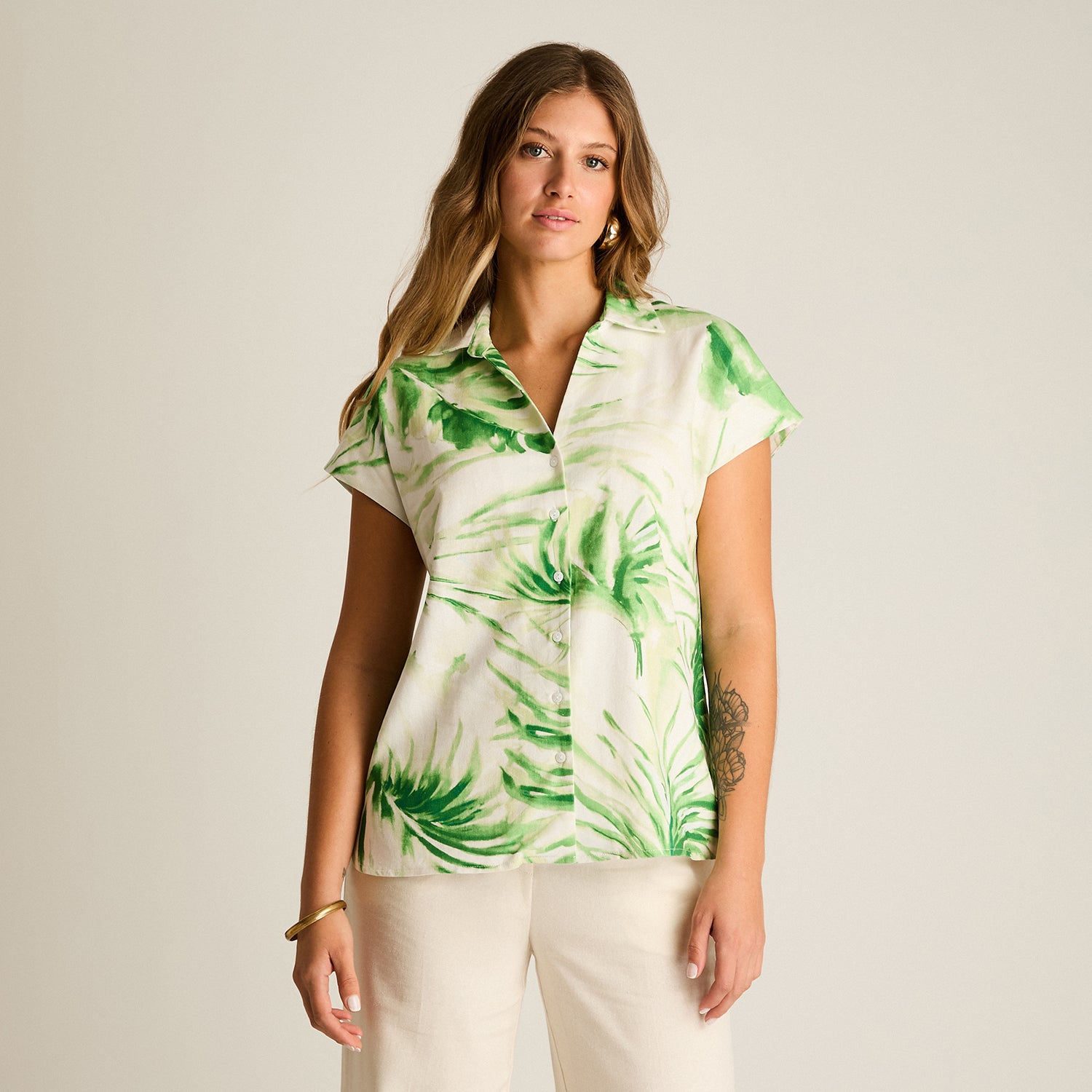 Blusa Verde Estampado Tropical y Calce Holgado
