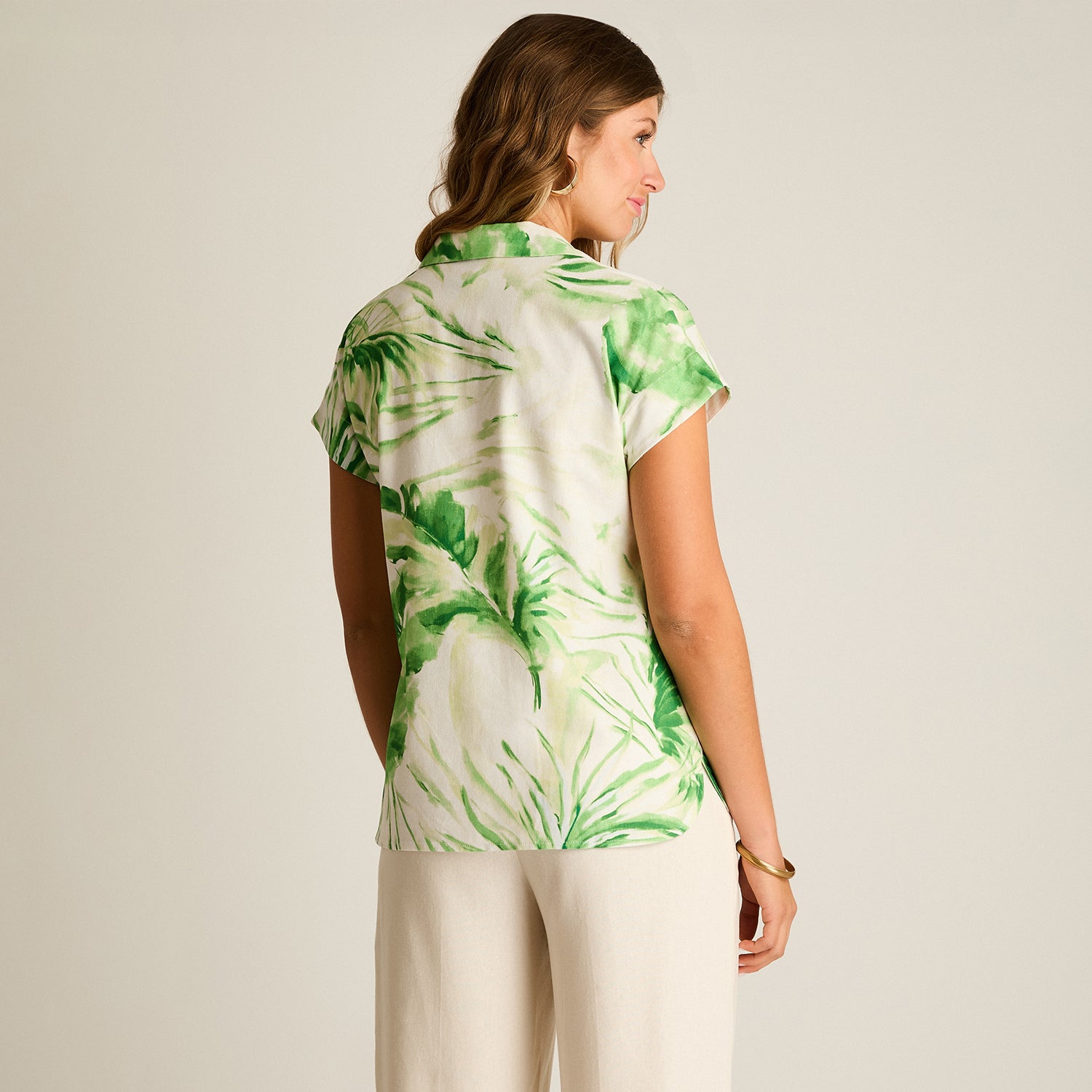Blusa Verde Estampado Tropical y Calce Holgado