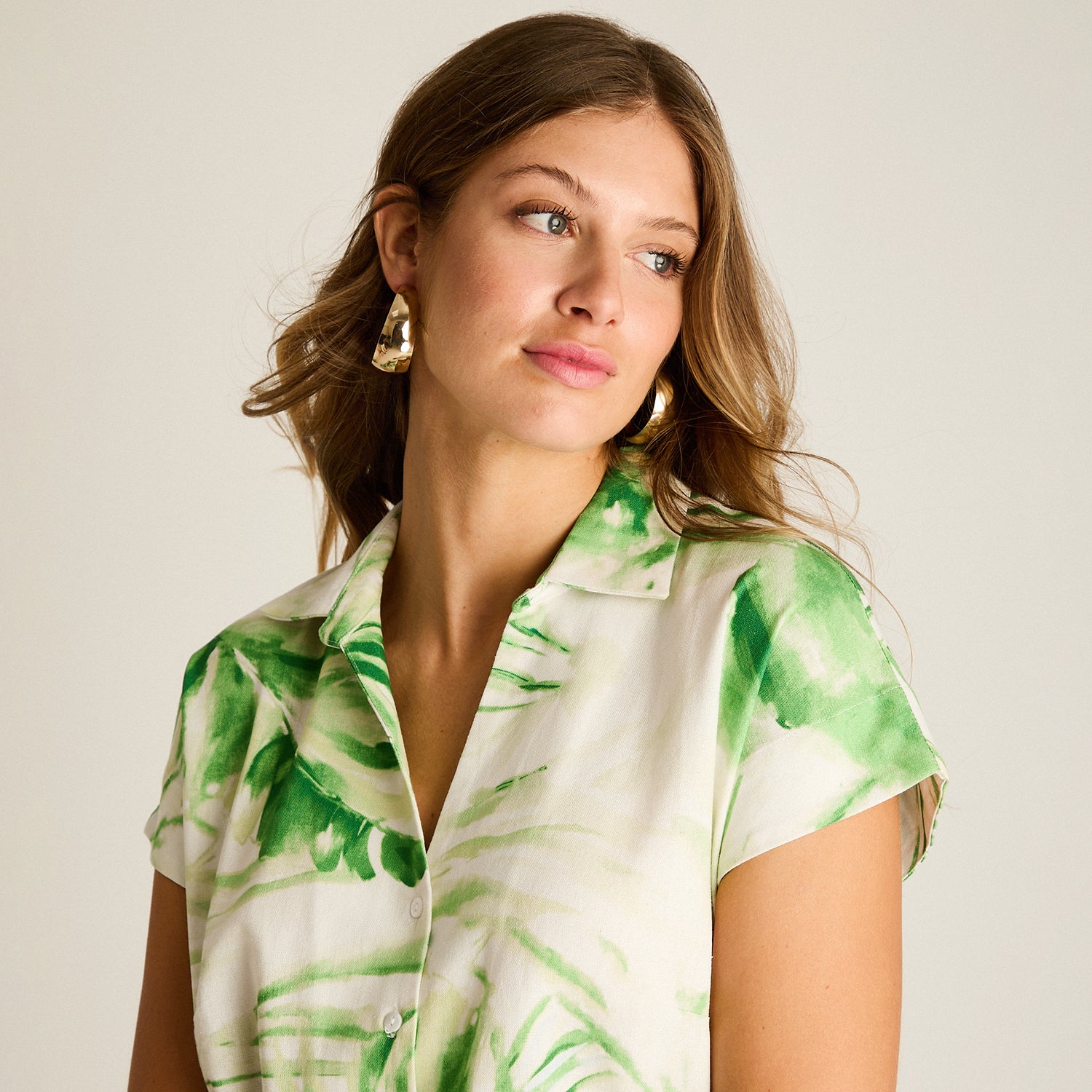 Blusa Verde Estampado Tropical y Calce Holgado