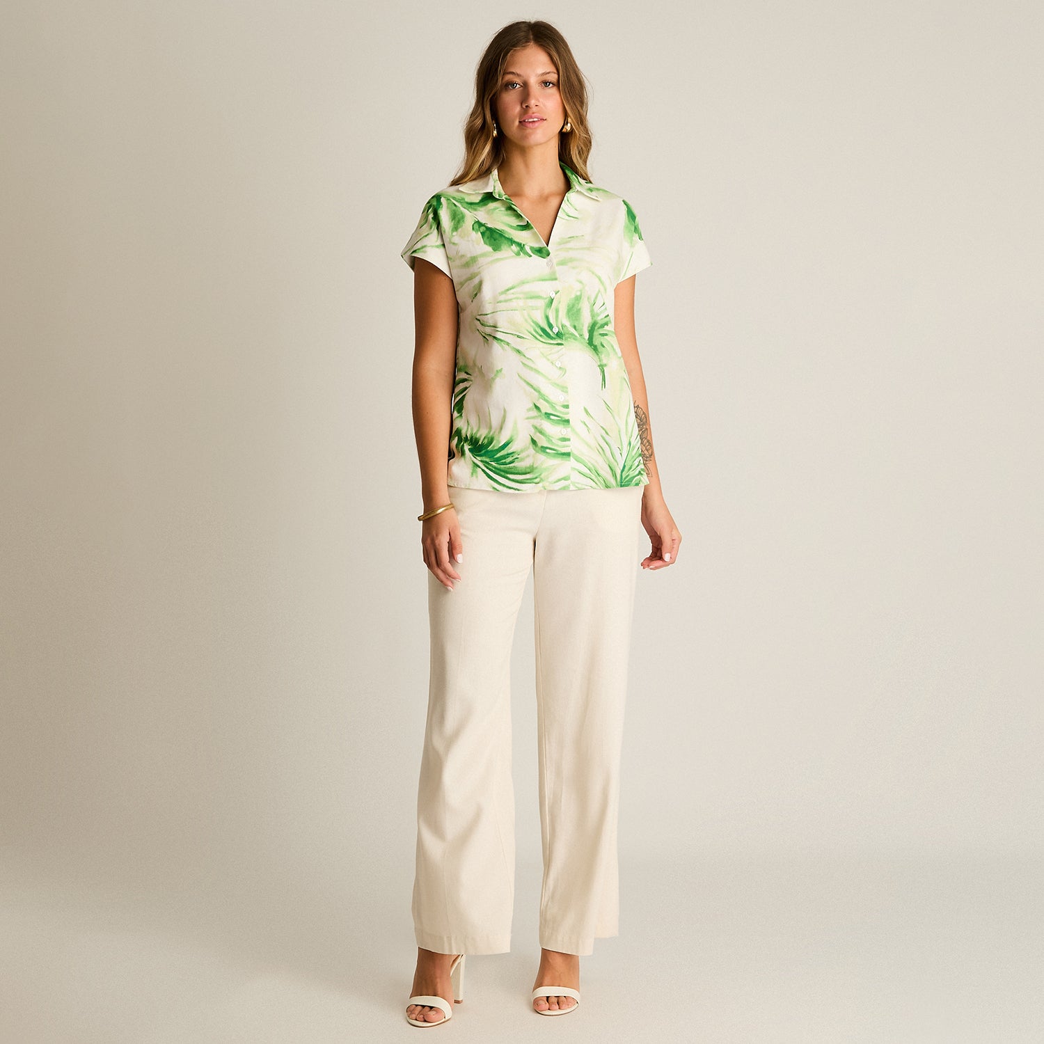 Blusa Verde Estampado Tropical y Calce Holgado