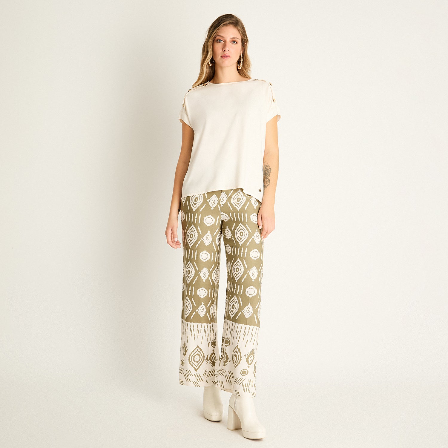Blusa Arena con Botones Decorativos