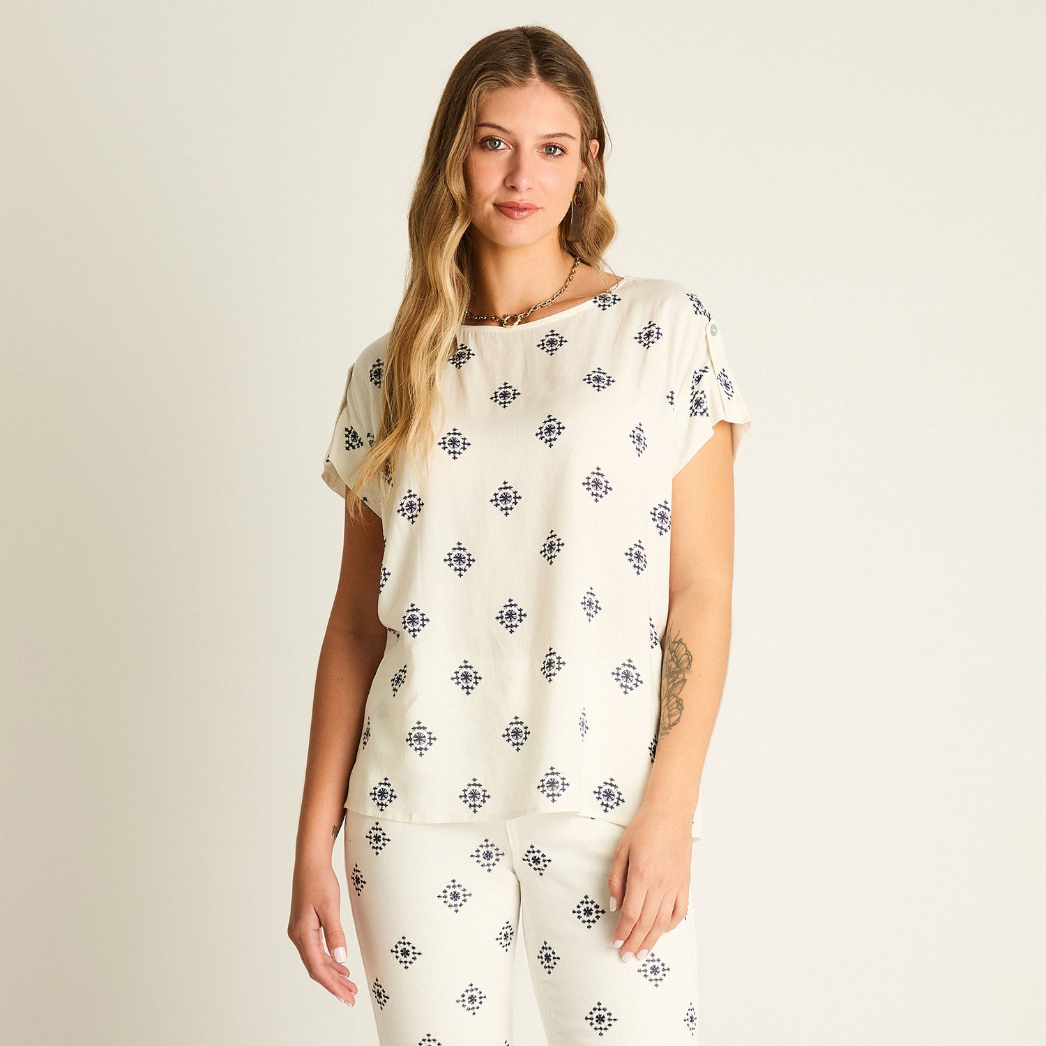 Blusa Blanco Manga Corta Elasticidad Media Sin Forro Calce Normal