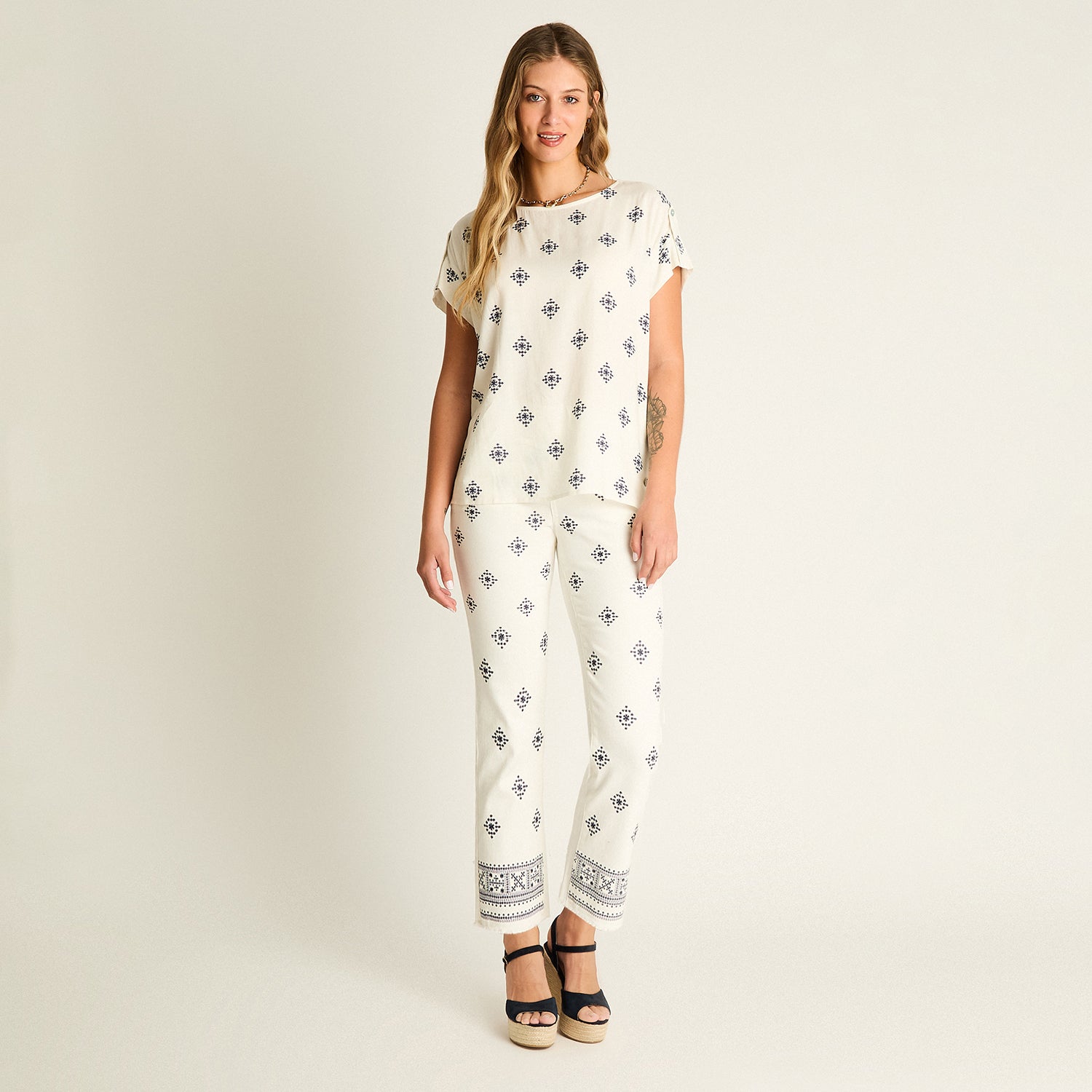 Blusa Blanco Manga Corta Elasticidad Media Sin Forro Calce Normal