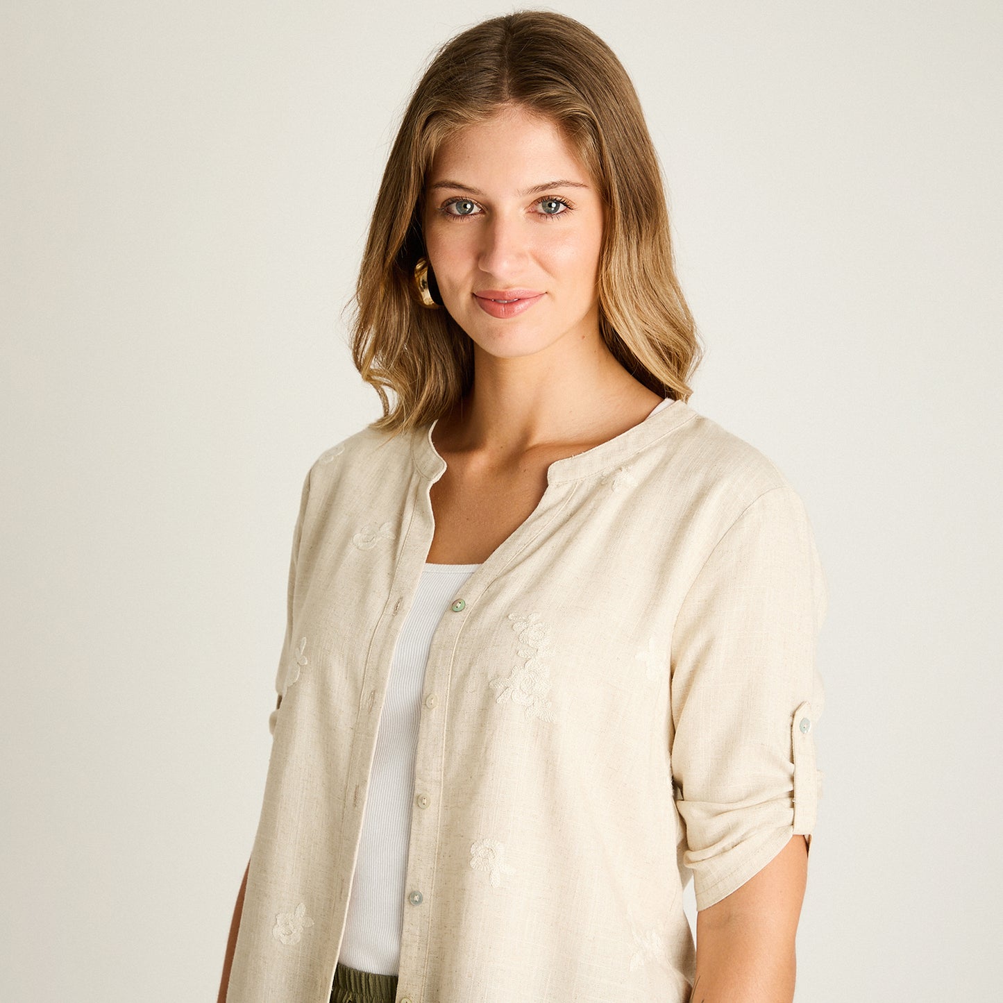 Blusa Beige Manga 3/4 No Elasticado Sin Forro Calce Normal