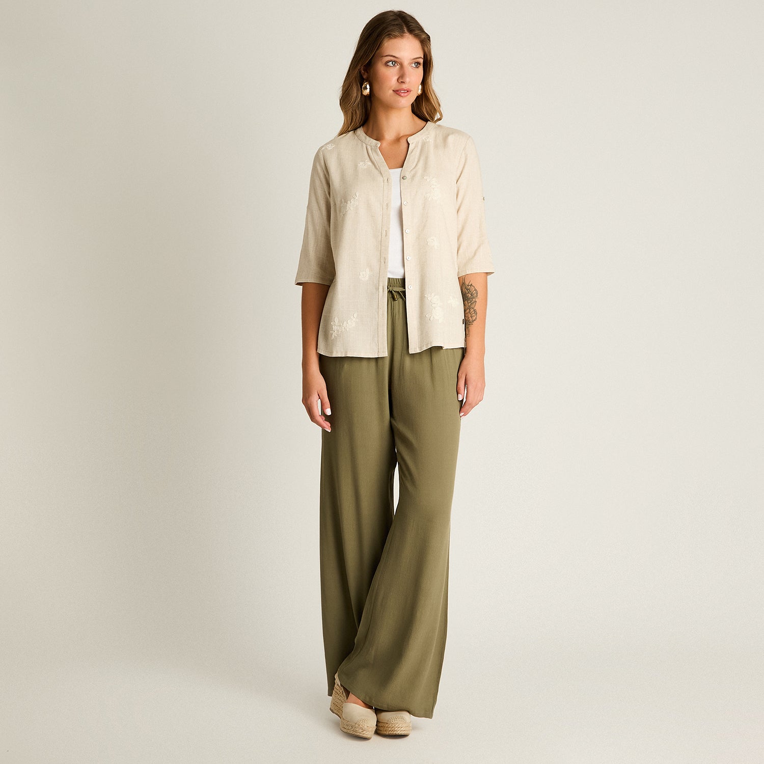Blusa Beige Manga 3/4 No Elasticado Sin Forro Calce Normal