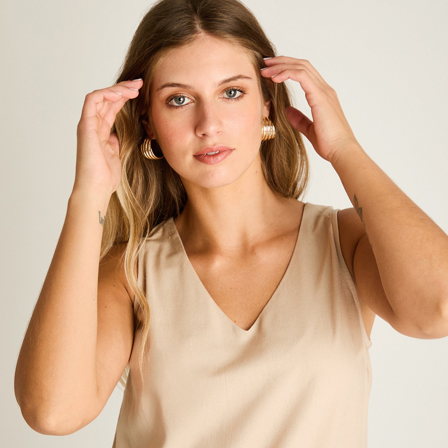 Blusa Beige Sin Mangas No Elasticado Sin Forro Calce Normal