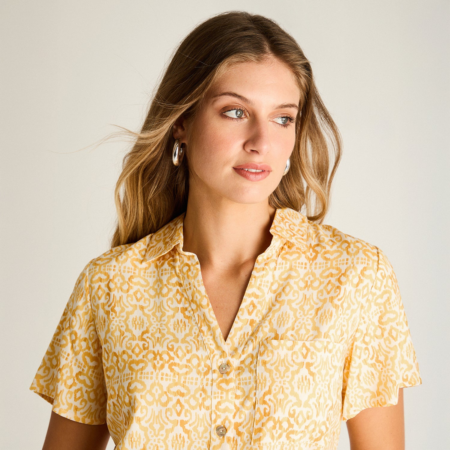 Blusa Mostaza Manga Corta No Elasticado Sin Forro Calce Normal