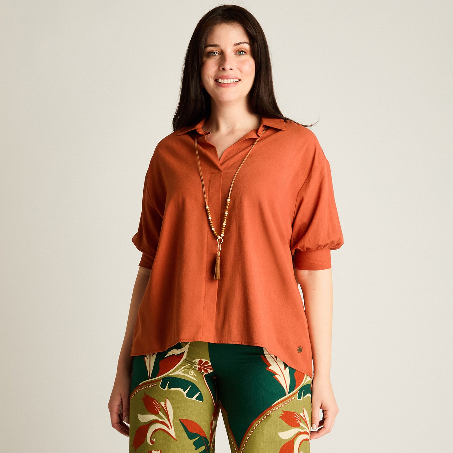 Blusa Terracota Manga 3/4 No Elasticado Sin Forro Calce Holgado