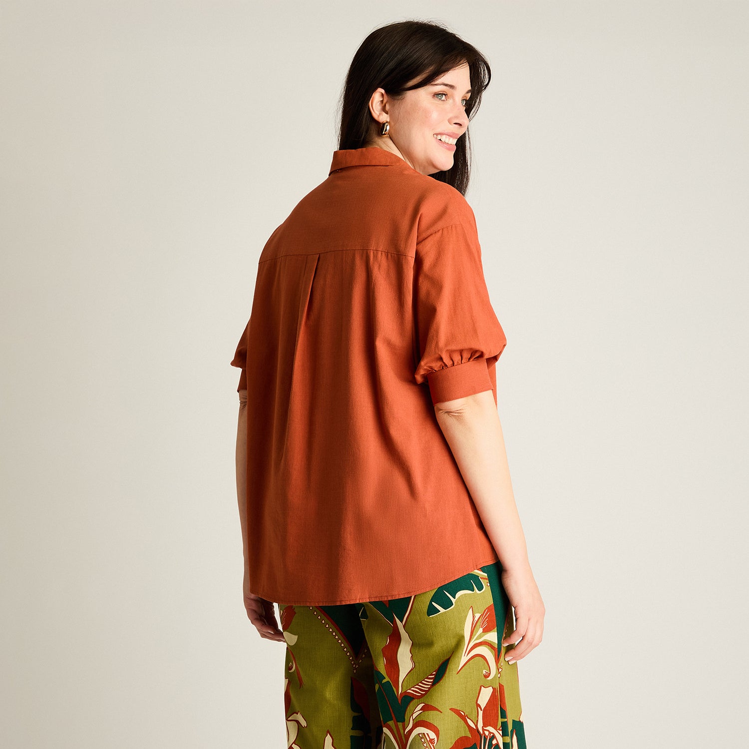 Blusa Terracota Manga 3/4 No Elasticado Sin Forro Calce Holgado
