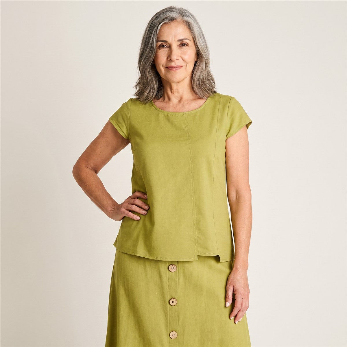 Blusa Verde Manga Corta No Elasticado Calce Holgado en modelo adulta