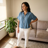 Blusa Azul Tipo Denim Manga Corta Con Cierre Frontal lifestyle