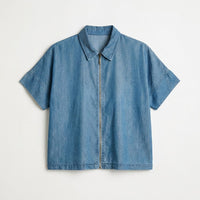 Blusa Azul Tipo Denim Manga Corta Con Cierre Frontal en plano