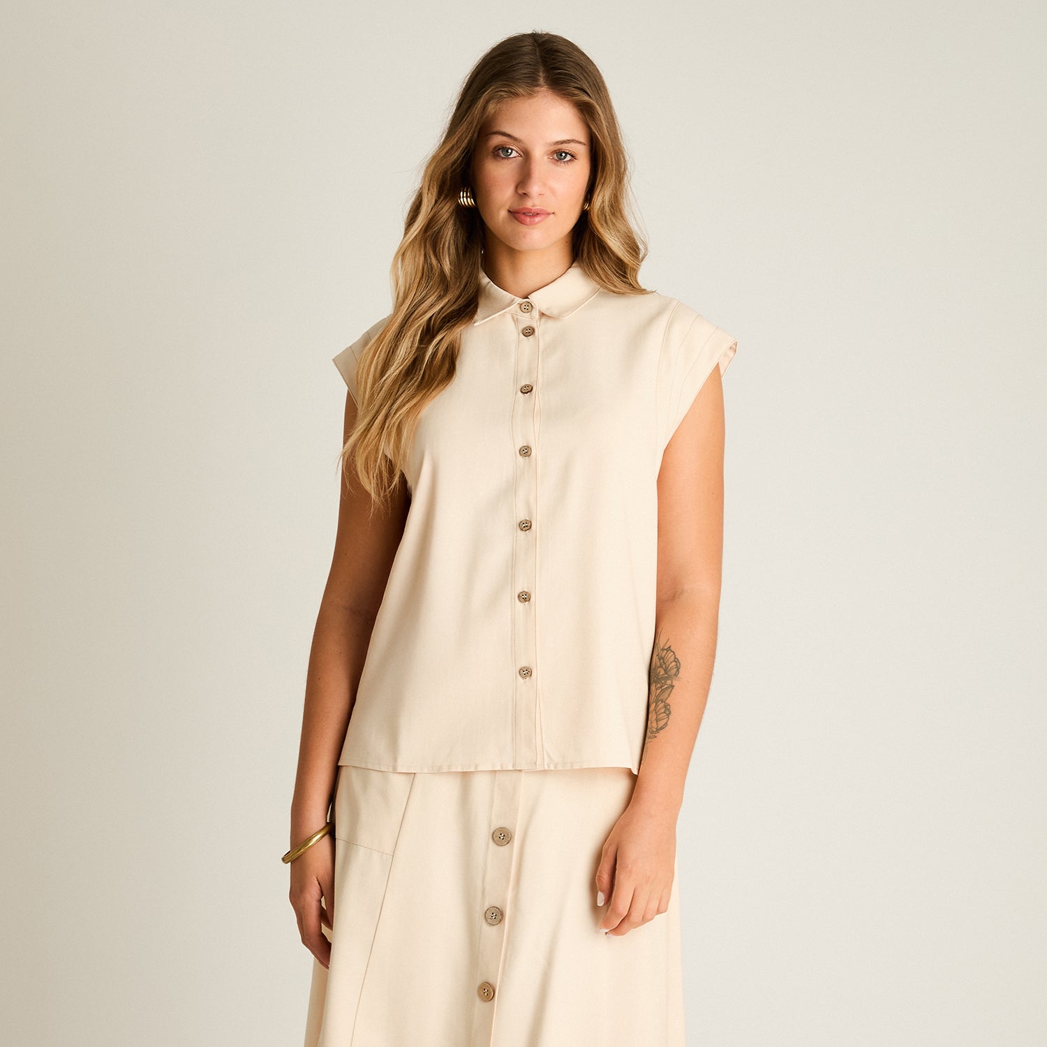 Blusa Arena Manga Corta No Elasticado Sin Forro Calce Normal