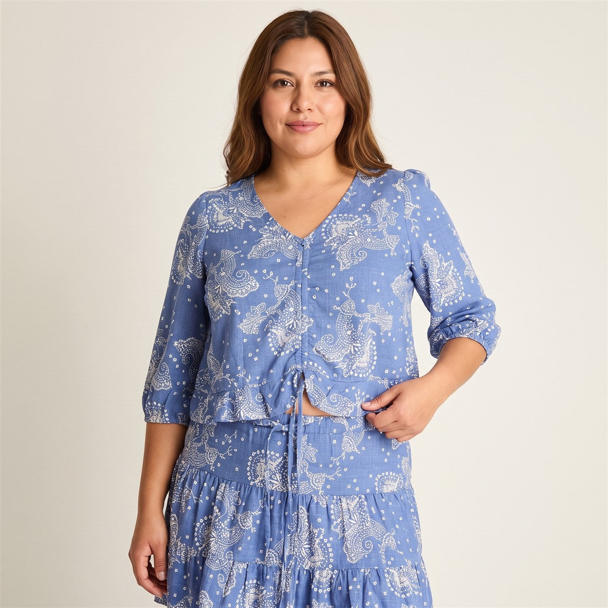 Blusa Azul Manga 3/4 Estampado Mediterráneo en modelo plus size