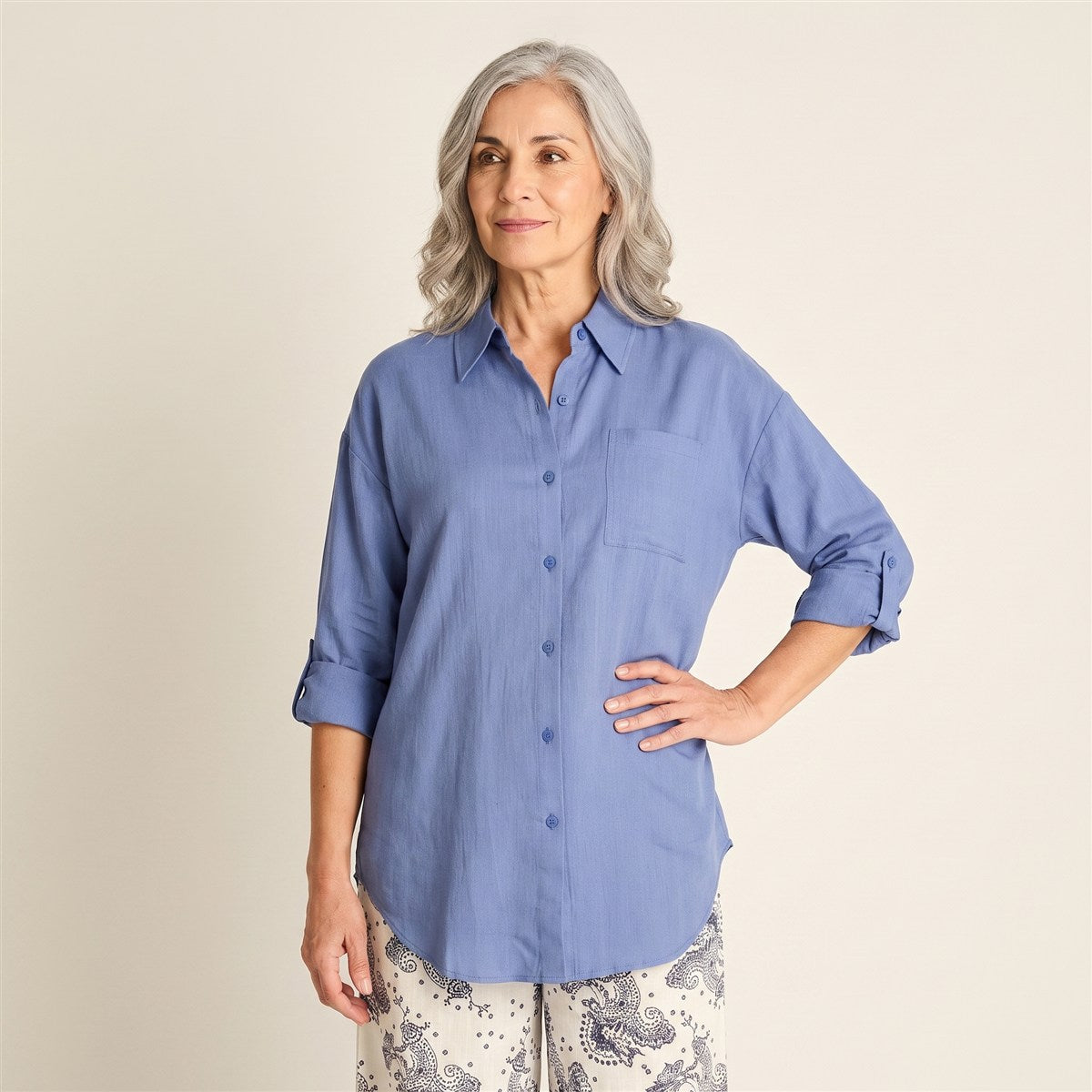 Blusa Azul Bolsillo Frontal en modelo adulta