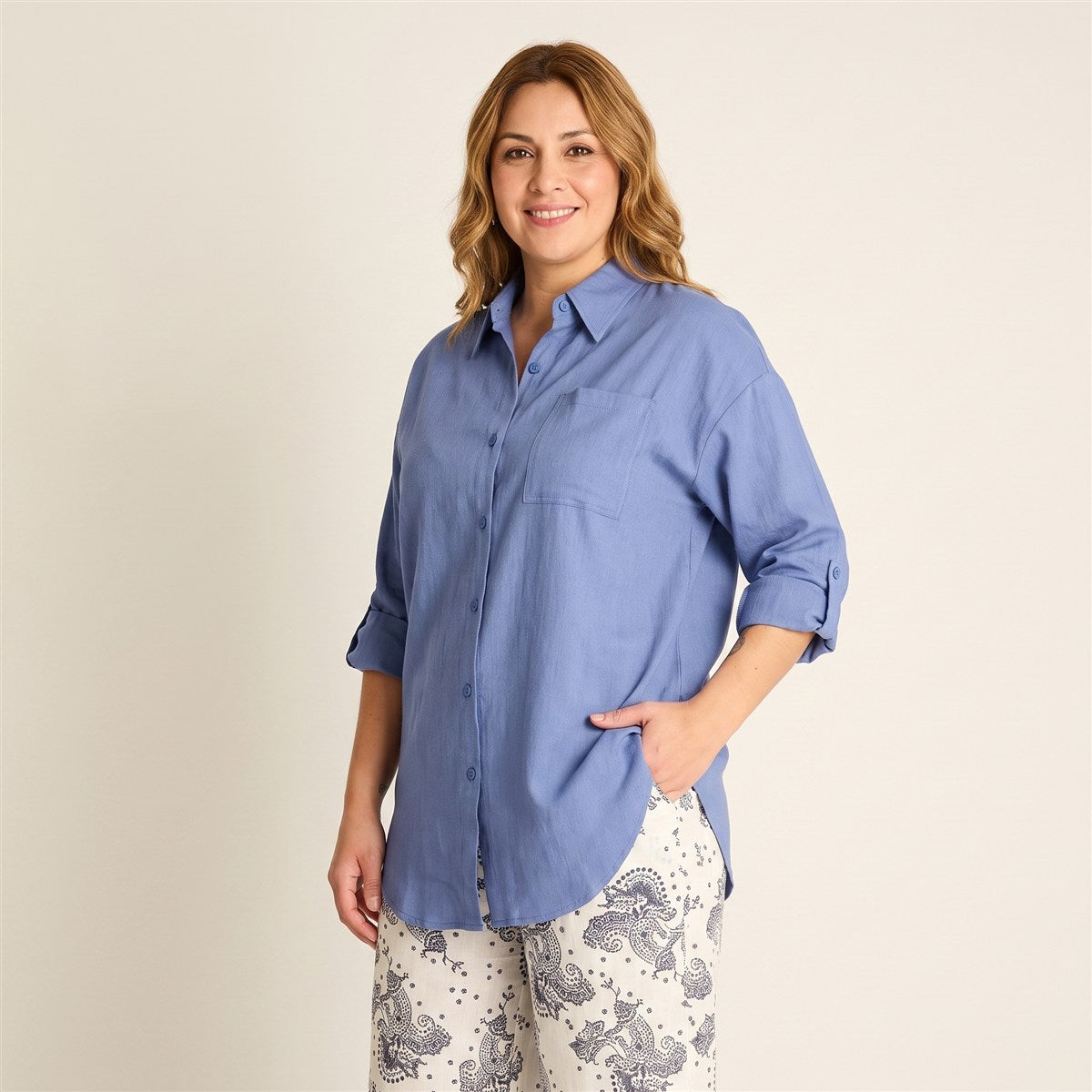 Blusa Azul Bolsillo Frontal en modelo plus size