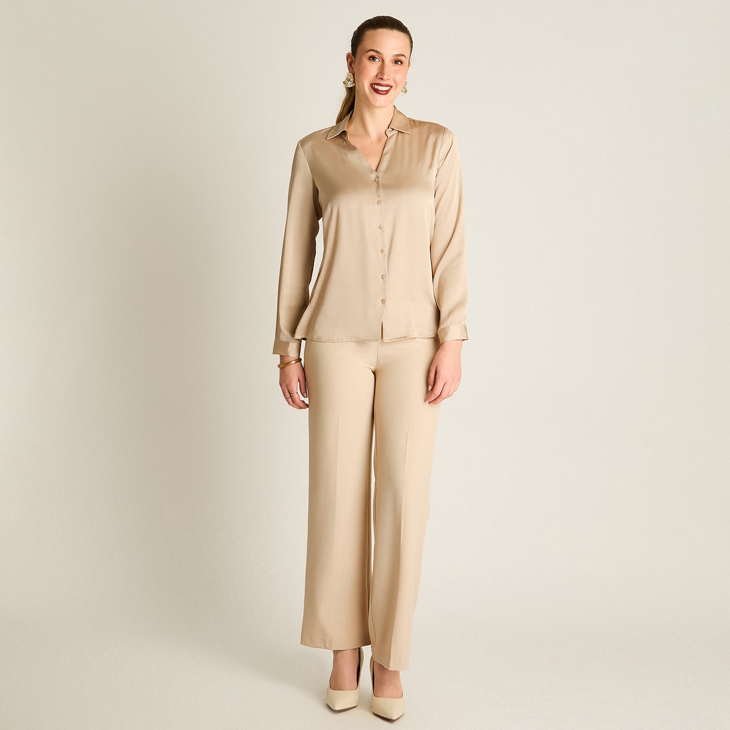 Blusa Beige Manga Larga Elasticidad Nula Sin Forro Calce Normal Tela Plano