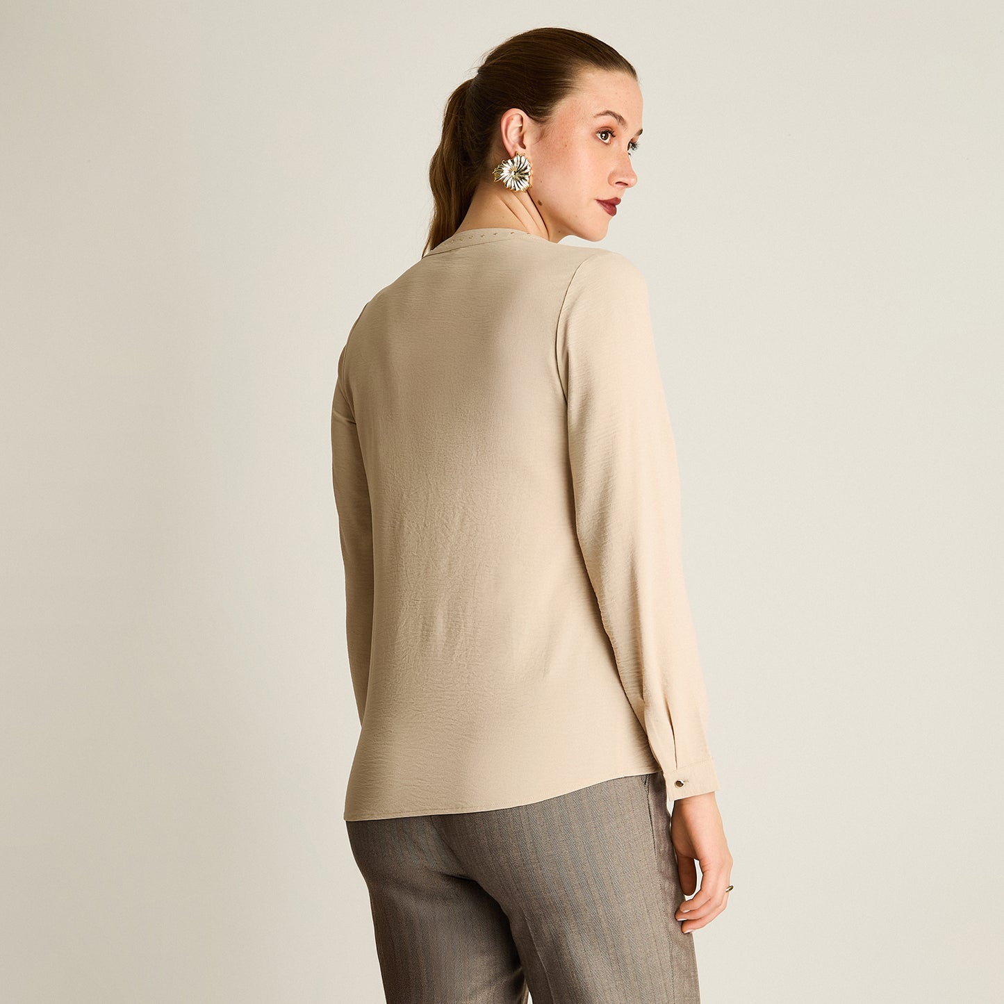 Blusa Beige Manga Larga Elasticidad Nula Sin Forro Calce Normal Tela Plano