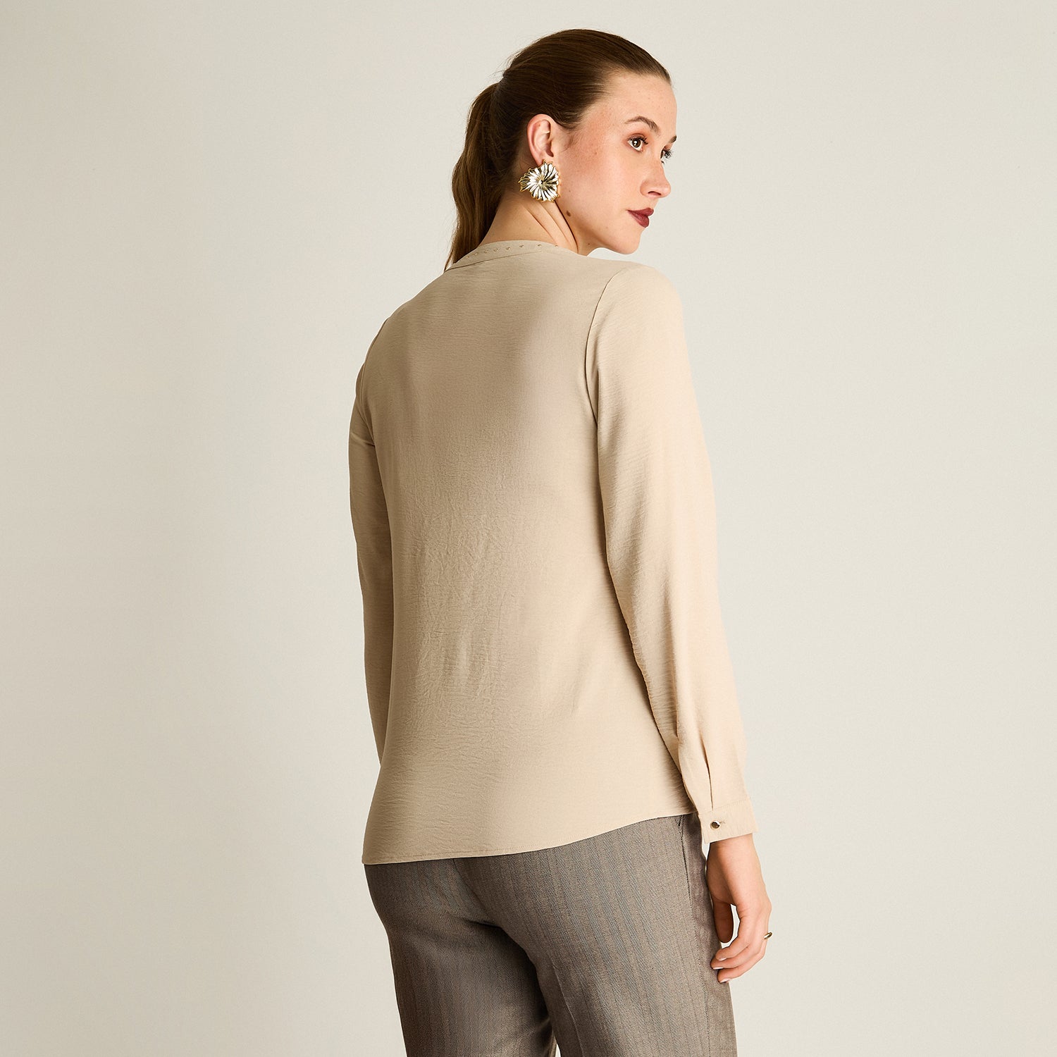 Blusa Beige Manga Larga Elasticidad Nula Sin Forro Calce Normal Tela Plano