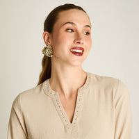 Blusa Beige Manga Larga Elasticidad Nula Sin Forro Calce Normal Tela Plano