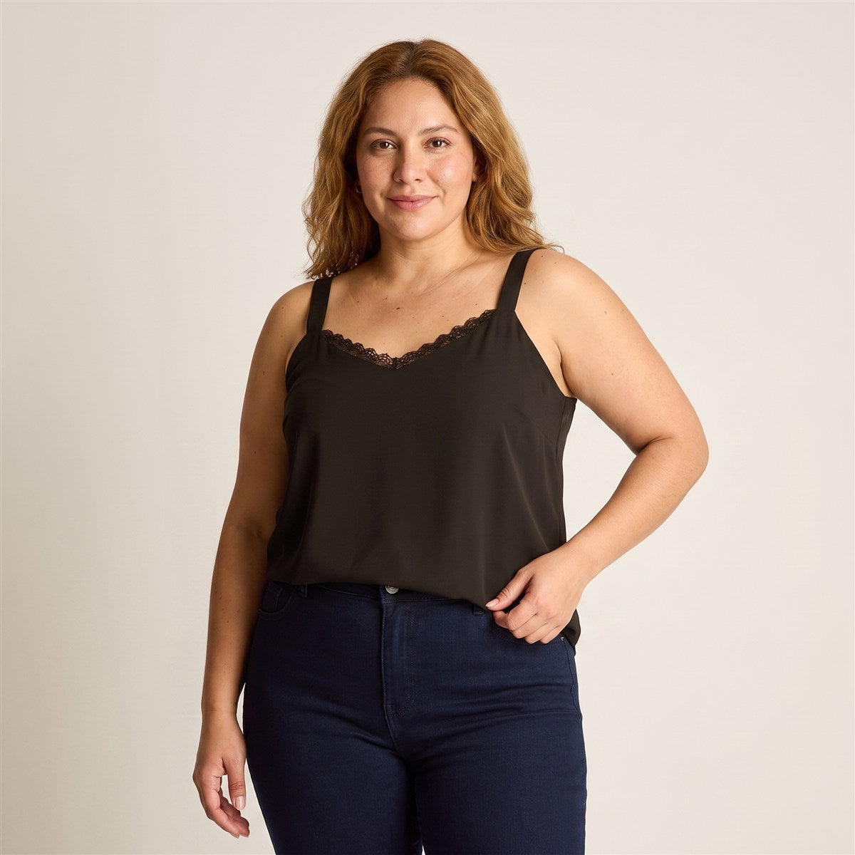 Blusa Pabilo Lencera Negra con Tirantes Ajustables en modelo plus size