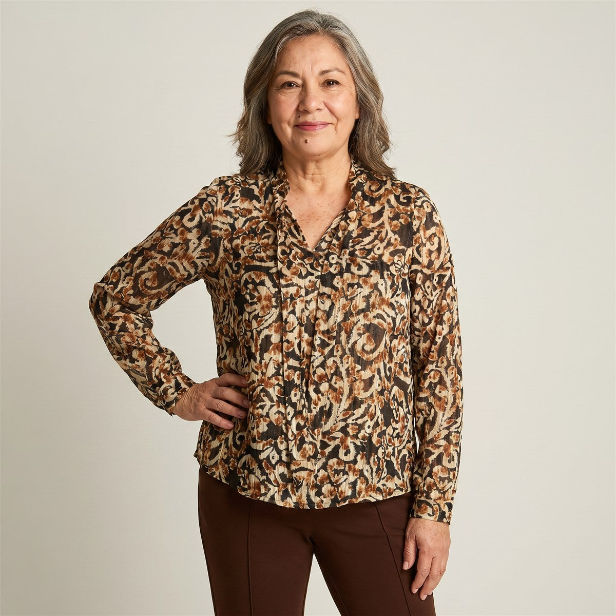 Blusa Negra con Estampado Floral y Detalle LÃºrex en modelo adulta