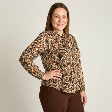 Blusa Negra con Estampado Floral y Detalle LÃºrex en modelo plus size