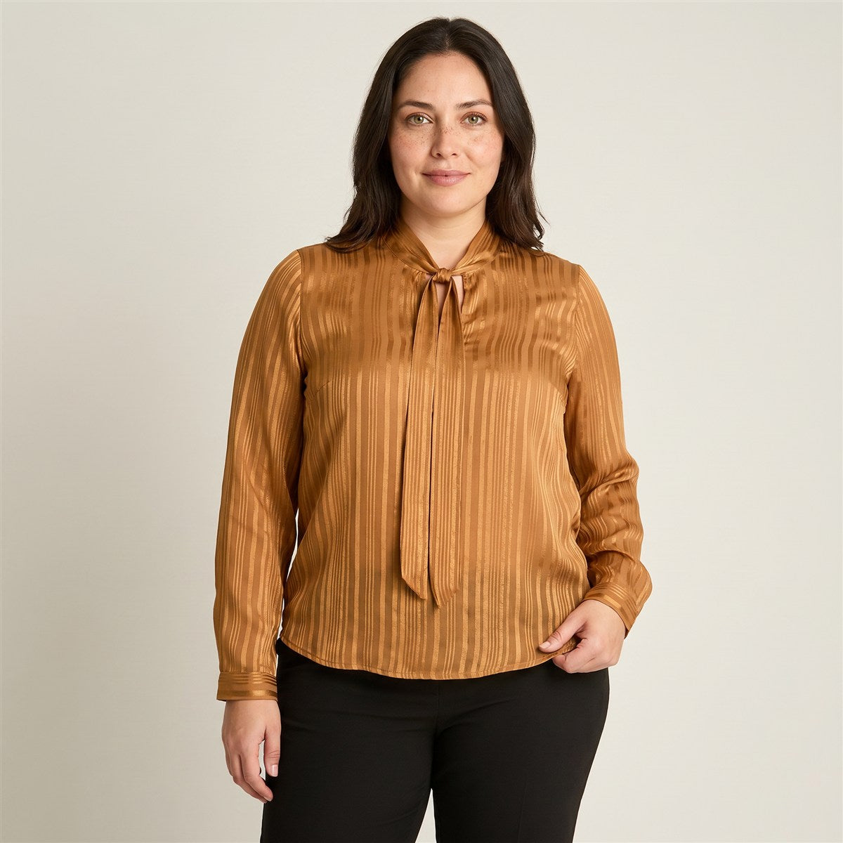 Blusa Toffee con Rayas en Relieve y Lazo en Cuello en modelo plus size
