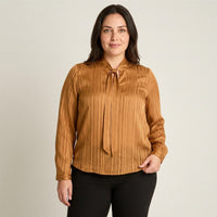 Blusa Toffee con Rayas en Relieve y Lazo en Cuello en modelo plus size